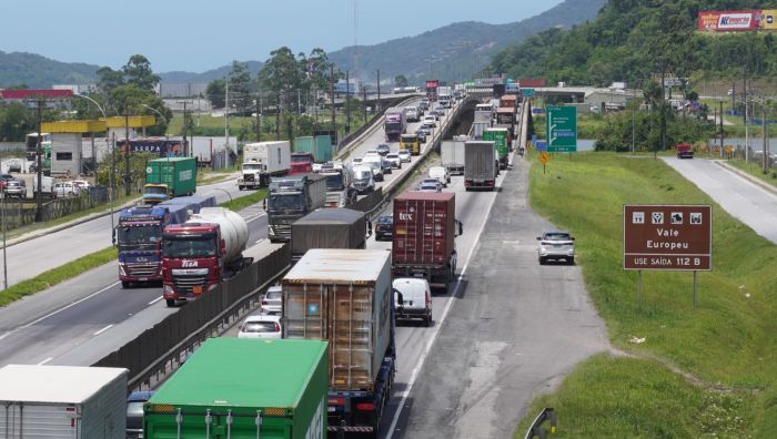 Trânsito está pesado nos dois sentidos da BR 101 entre Itajaí e a ponte do rio Itajaí-Açu