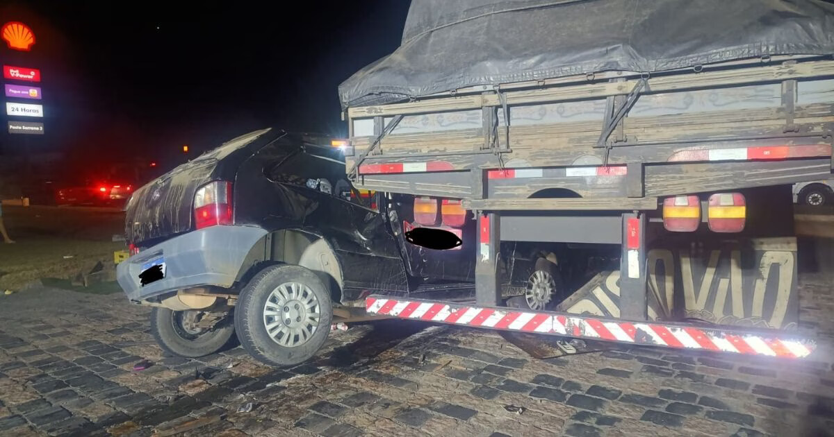 Motorista morre após acidente entre carro e caminhão na BR-470; bebê na cadeirinha sai ileso