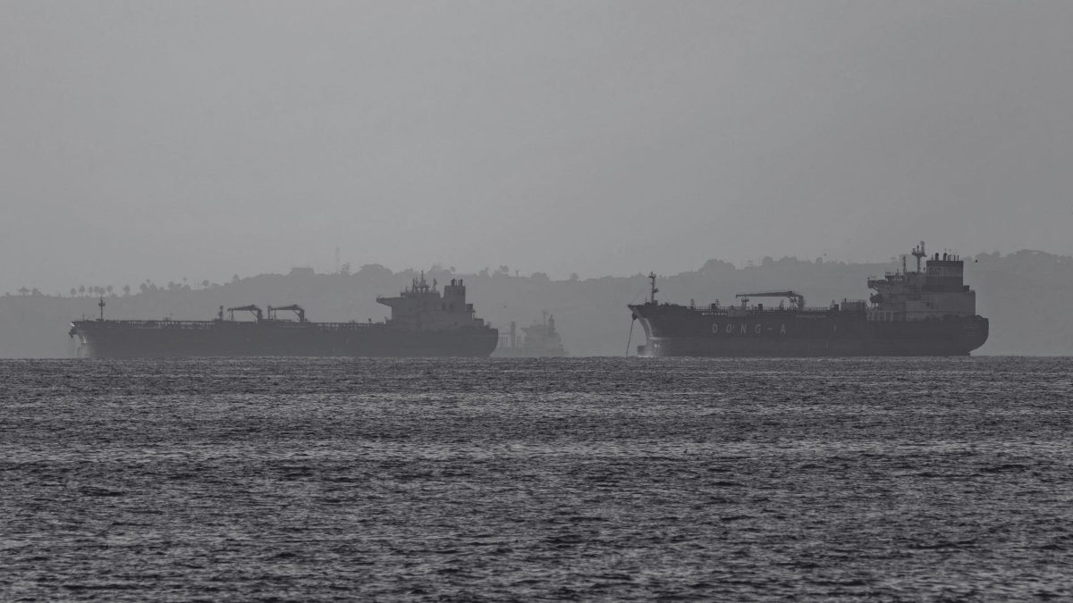 Guerra entre EUA e Irã chega à 10ª noite com ataques a navios e alta no preço do petróleo