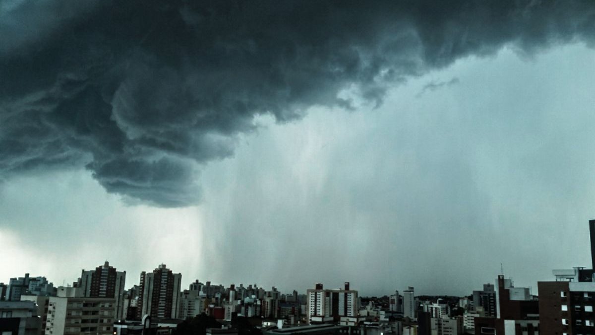 5 estados entram no radar de ciclone que intensifica frente fria com até 200 mm de chuva no Brasil