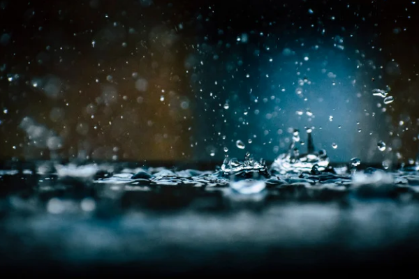 Ciclone provoca frente fria e leva chuva intensa ao Centro-Sul